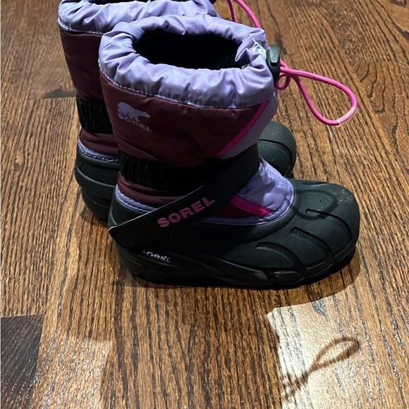COPY - One season used kids snow sorel boots. - Picture 3 of 6